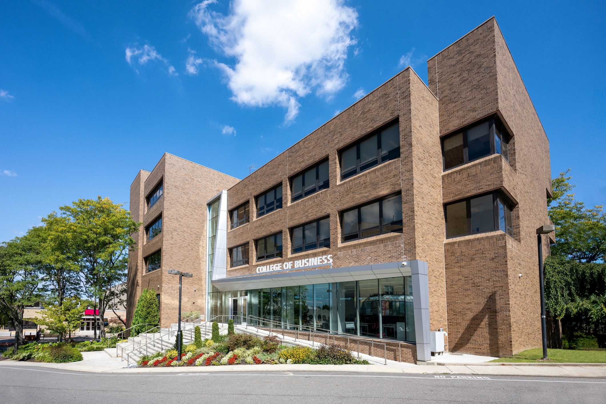 Professional property building imagery for property search support